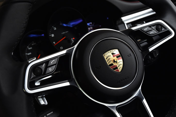 「918スパイダー」のデザインをもとに開発されたというマルチファンクションスポーツステアリング。オンボードコンピューターなどを操作するための各種スイッチが組み込まれている。