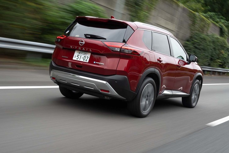 「e-4ORCE」は前後モーターの駆動力や回生ブレーキなどを統合制御。減速時のピッチングを抑えたりコーナリング時のふくらみを抑えたりと、走りの質感を高めている。