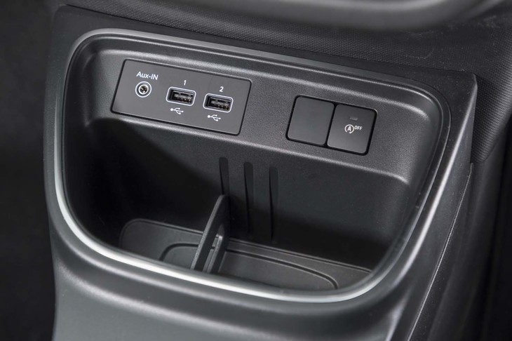 センターコンソールの小物入れスペースにはUSBのコネクターが2つ。AUXのソケットも備わる。