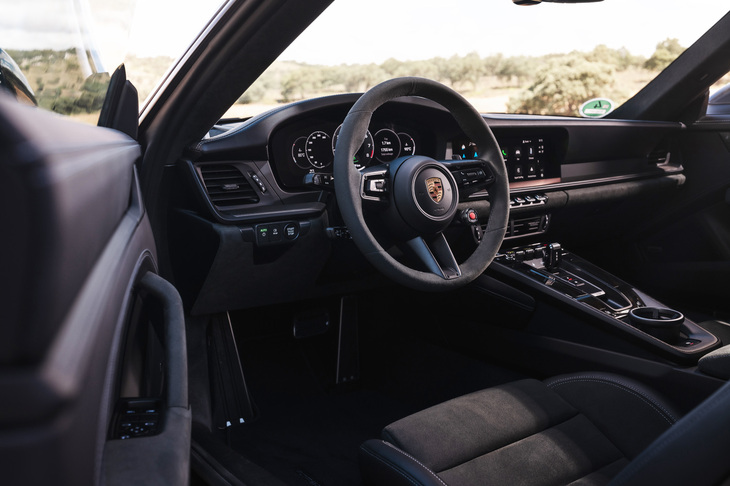 インテリアでは、「911」の伝統的なデザインは踏襲しつつ、インターフェイスを大幅にデジタル化。インフォテインメントシステムも改良され、操作性の改善が図られた。