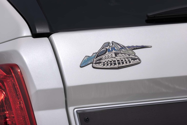 リアゲートの車名エンブレムは全3タイプが用意される。試乗車の「サーフロゴタイプ」および「フレアロゴタイプ」がオプションで、標準は「ミッドセンチュリータイプ」となる。