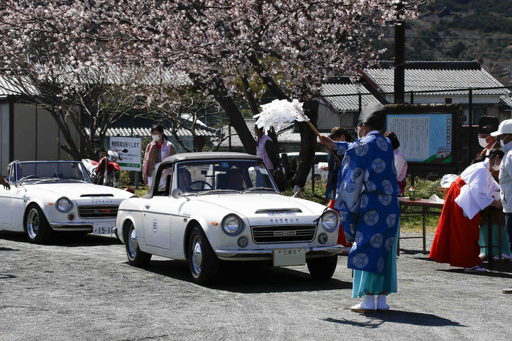 バルケッタ以外の参加車両は車神社近くの富岡ふるさと会館で“出張ご祈祷（きとう）”を受けた。前が1969年、後ろが1967年式のSR311こと「ダットサン・フェアレディ2000」。