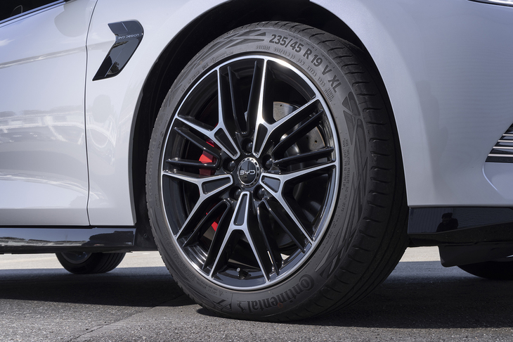 5本のツインスポークを持つホイールは新デザイン。これまでは星、またはヒトデのようなもっと複雑な造形だった。