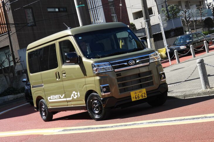 軽キャブバンとは思えない走りを見せてくれた「e-アトレー」。あえて重箱の隅をつついても、タイヤのノイズやインバーターの音がよく聞こえたのと、ハンドルのセルフアライニングが弱いこと程度しか、気になる点はなかった。