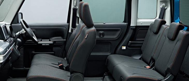 「スペーシア ギア」のインテリア。各部のデザインが違ったり、荷室まわりが防汚仕様になっていたりするが、基本的な設計は標準車の「スペーシア」と変わらない。