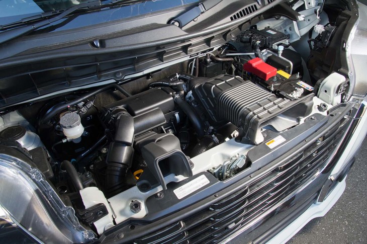 フロントフード下に収まる最高出力64ps、最大トルク98Nmの0.66リッターターボエンジン。モーターのみで最大10秒間のクリープ走行が可能なマイルドハイブリッド機構が組み合わされる。