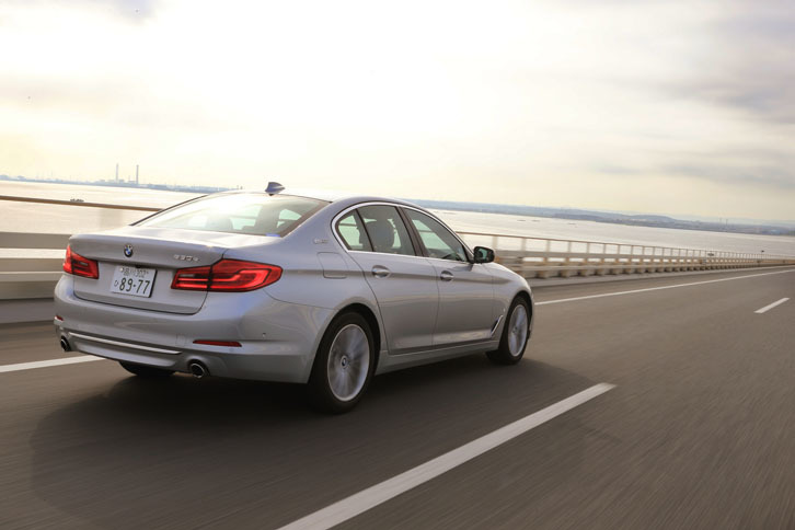 今回は、高速道路を主体に420km弱の道のりを試乗。燃費は満タン法で12.9km/リッター、車載の燃費計で13.5km/リッターを記録した。