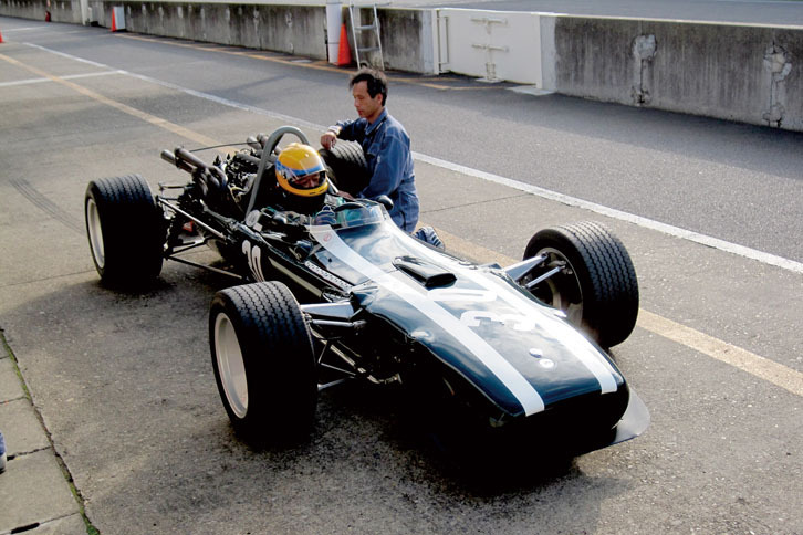 「クーパー・マセラティT86」（1967年）／それまではプライベートチームにシャシーを供給していたクーパーが、1955年から本格的にF1に参戦を開始。1957年はエンジンをドライバーの後方に搭載するマシンを投入。このミドシップレイアウトはその後F1の主流となった。1959年と60年にドライバーズ、およびコンストラクターズのダブルタイトルを獲得。1966年からマセラティのV12エンジンを搭載。1967年はヨッヘン・リント、ジャッキー・イクスがステアリングを握り、活躍した。