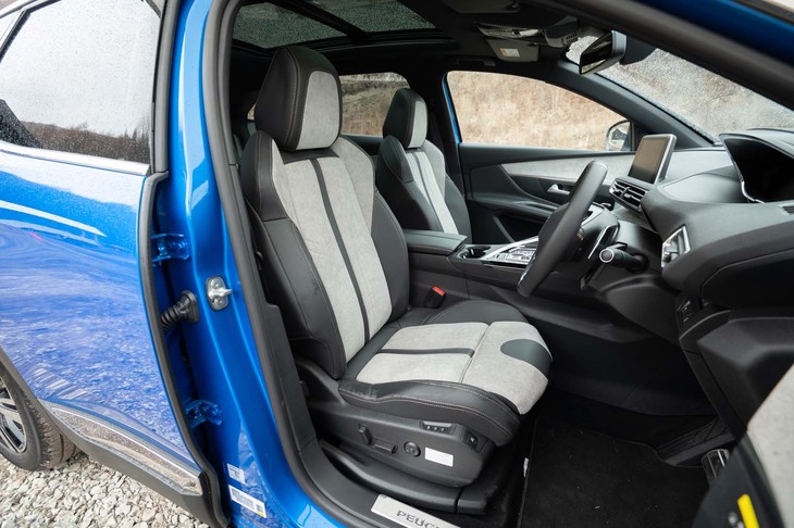 ダークグレーとライトグレーのツートンシートは「GTハイブリッド4」専用。シートヒーターを標準装備する。