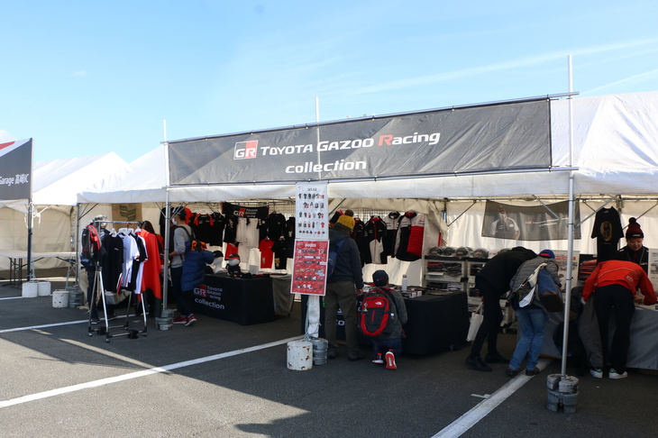 物販ブースも大盛況。TGR公式グッズコーナーをはじめ、モータースポーツ関連商品もさまざまなものがそろっていた。