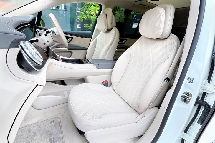 車内空間にはゆとりがあり、頭上には「EQS」より5cm大きなクリアランスを確保。またダイヤモンドステッチをあしらった上質なナッパレザーのシートが標準で装備される。
