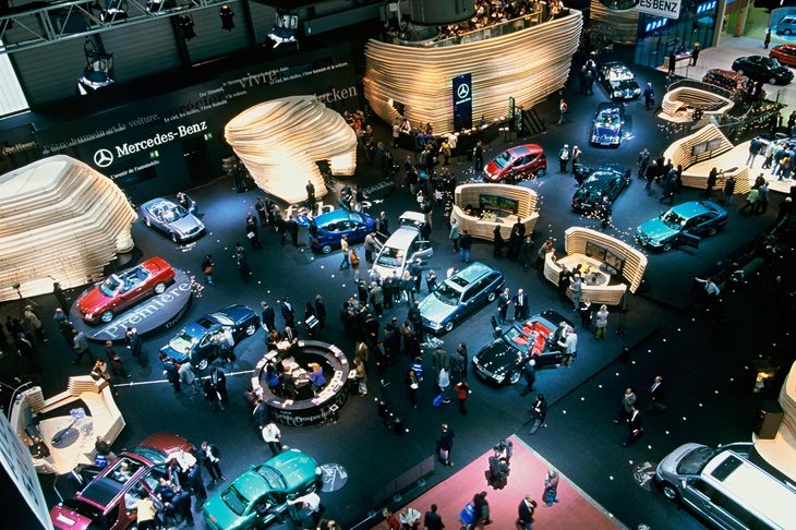 1998年のジュネーブショーにおけるメルセデス・ベンツの展示ブース。ダイムラー・ベンツは合併による経営面での相乗効果や、車種・技術の補完を期待し、クライスラーとの合弁に踏み切った。