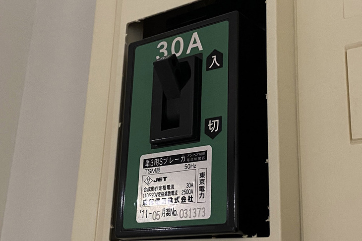 多くのメーカーがタッチパネルを採用しているが、走行中の操作は難しいし危険この上ない。タッチパネルを一切排除して、すべてを物理ボタンに置き替えるくらいの気骨ある自動車メーカーはないのか。いっそ昔のブレーカー（写真）みたいなでっかいスイッチをいっぱい付けてみてはどうだろう。中高年は喜ぶと思う。