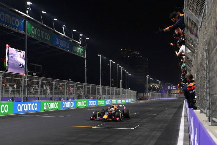 フロントローに並ぶメルセデスの後ろ、3位からスタートしたレッドブルのフェルスタッペン（写真）。赤旗が出る前にピットインしなかったことが奏功し、2台のシルバーアローの前に出ることはできたが、3度のスタートのうち2度は失敗。またコースをはみ出て首位を守ったことでペナルティーを受け、トップをハミルトンに返す際には減速して追突を招くなど、荒れたレースの局面には彼がいた。2位でフィニッシュするも、ハミルトンからファステストラップを奪えず、チャンピオンシップで同点に並ばれてしまった。（Photo=Getty Images / Red Bull Content Pool）