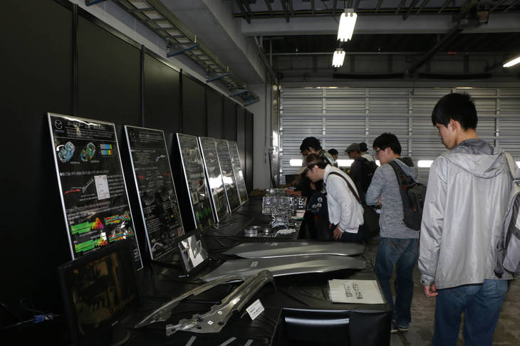 マツダブースでは、新車展示に加え、自動車部品の製造過程などといった普段知ることができないモノづくりの世界を紹介。開発や製造に携わる担当者の解説を聞くこともできた。キーホルダーを製作するモノづくり体験コーナーも用意されており、参加者たちには良いお土産になったようだ。