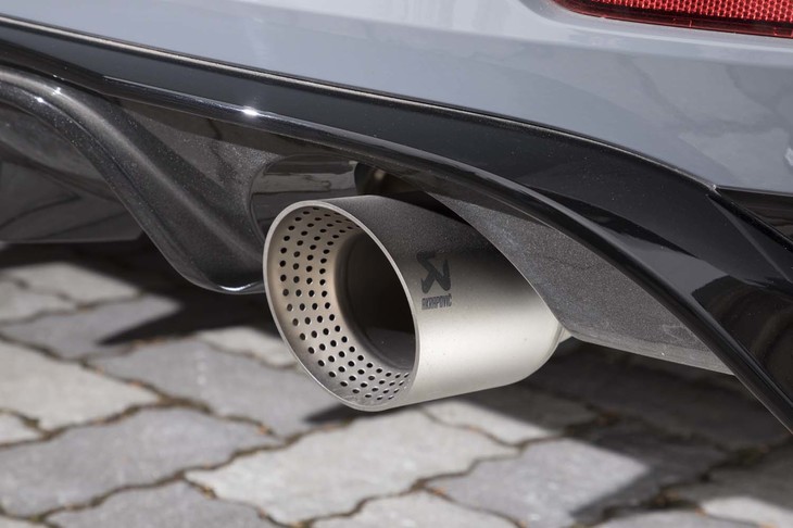 「AKRAPOVIC」ロゴ入りのマフラーエンド。