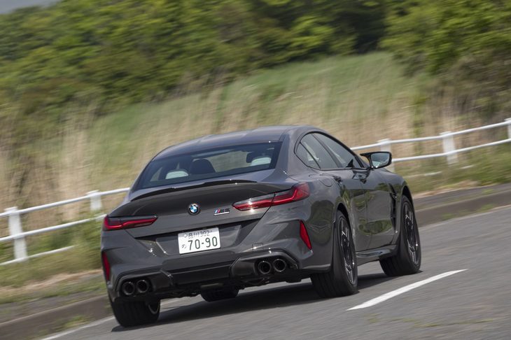 サスペンションはフロントがダブルウイッシュボーン式でリアがマルチリンク式。減衰力可変式のダンパーにコイルスプリングを組み合わせている。