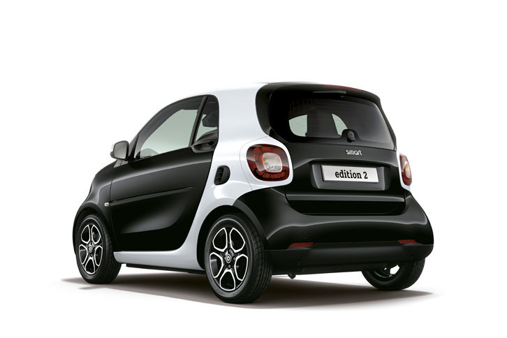 「スマート・フォーツー エディション2」。ボディーカラーは「ディープブラック」。「トリディオンセーフティセル」とフロントグリルはホワイト。全国限定100台。