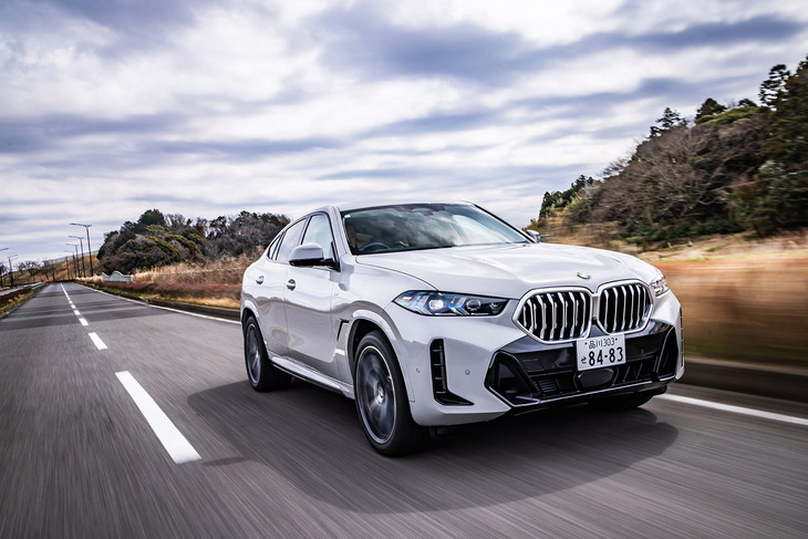 サスペンションは「X5」と同じくフロントがダブルウイッシュボーン式、リアがマルチリンク式。可変ダンパーの「アダプティブMサスペンション」が標準で装備される。