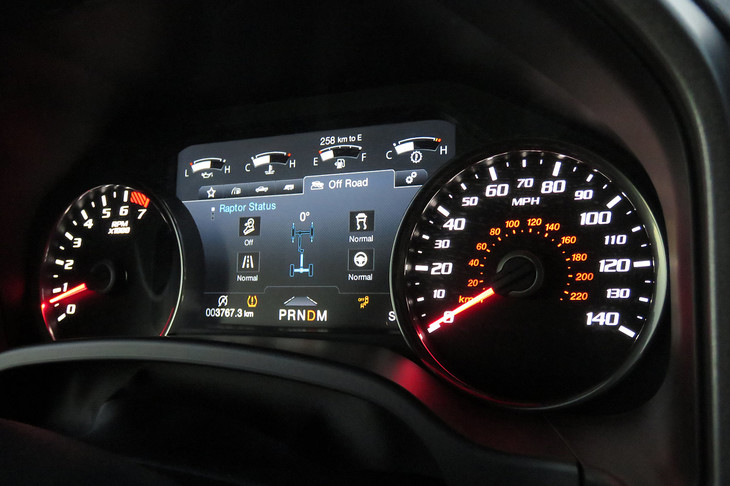 気分を盛り上げるため、インフォメーションディスプレイの表示を4WDシステムの駆動状態やESPなどの制御パラメーターを確認できる“Raptor Status”に変更。ちなみに他の画面では、クルマの傾きやエンジンのブースト圧、燃費をはじめとしたトリップデータも見ることができる。
