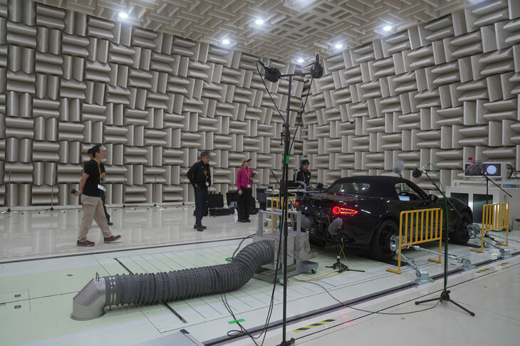 サウンドや走行特性についてもマツダが全面的に協力、監修。実車そのものの音、動きを再現しているという。