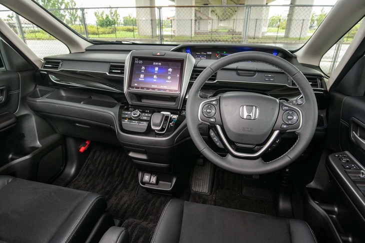 インストゥルメントパネル下部のカラーリングがモカからブラックに改められている。