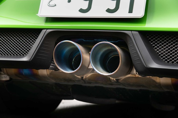 スポーツエキゾーストシステムのマフラーエンドはチタン製。青く焼けたパイプ内部がものものしい。