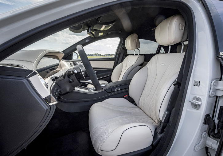 ナッパレザーを用いた「メルセデスAMG S63 4MATIC＋ ロング」のシート。カラーは、写真のポーセレンのほかに黒系や茶系の5色が用意される。