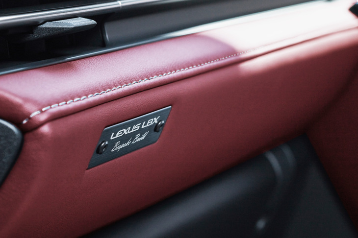 包まれ感を強調するインテリアのキモのひとつが、助手席側のダッシュボード。ご覧のとおり“下を向いている”のだ。