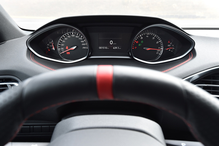 メーターはステアリングホイールの上から確認するタイプ。スポーツモードを選択すると、表示が白から赤に切り替わる。