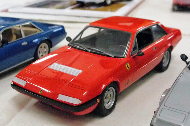 1/24スケールで決定版のないスーパーカーをレジンでガレージキット化するSupercar Modeling Project 24の「フェラーリ365GT4 2＋2」。ほかに「マセラティ・ギブリ」や「ランチア・ベータ・モンテカルロ」も展示されていた。