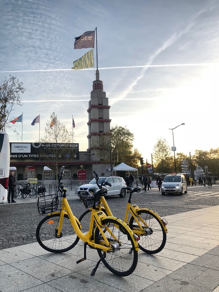 ポルト・ド・ヴェルサイユ見本市会場前に、中国資本のシェアリング自転車「ofo」という風景。時代を感じざるをえない。