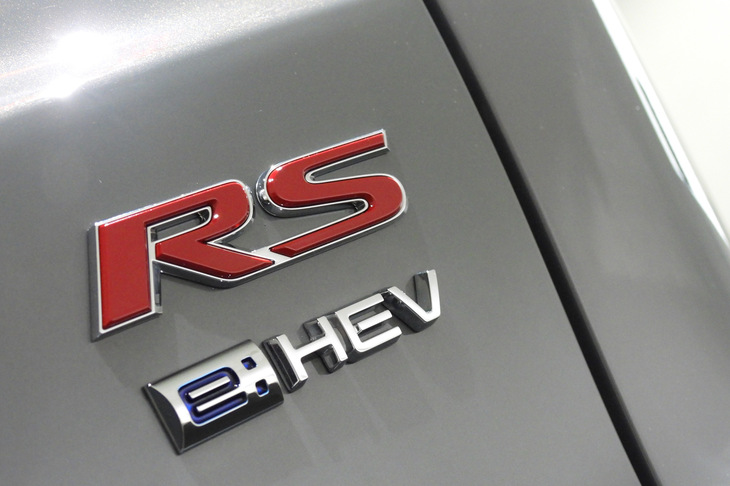 ホンダCR-V e：HEV RS（「RS」「e：HEV」バッジ）