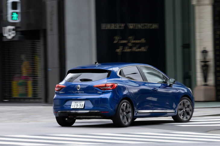 街なかでも小気味よい走りを楽しめる、軽快な身のこなしこそフレンチコンパクトの身上。その魅力はハイブリッド化された「ルーテシア」でも損なわれていない。