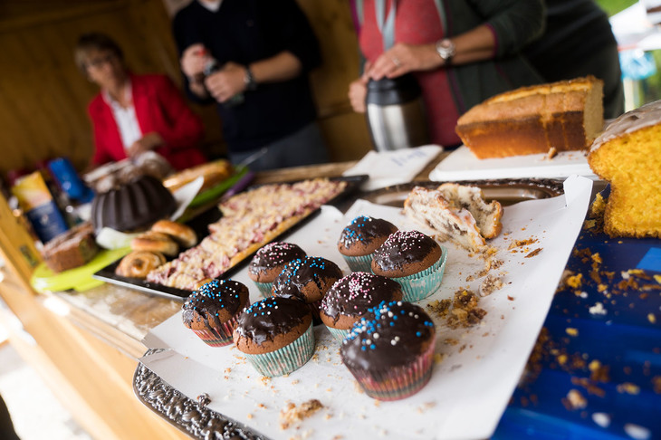 ケータリングスペースには、すべての場所でこんな風にスイーツが販売されていた。そのほとんどは、地元の人たちが焼いた、地元の素朴なお菓子なのだという。