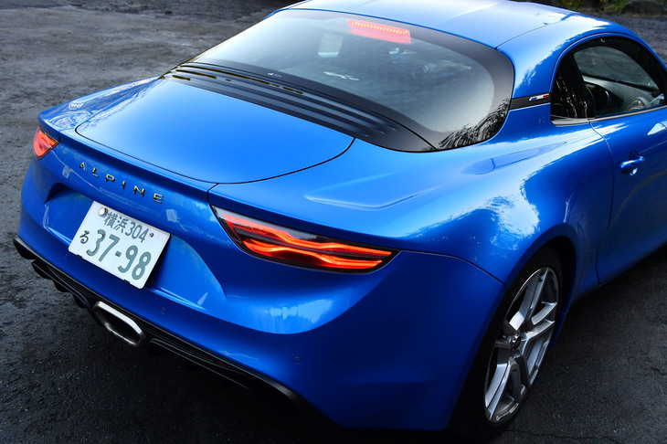 リアウィンドウのほぼ真下に最高出力252PS、最大トルク320N・mの1.8リッター直4直噴ターボエンジンを搭載。ゲトラグ製の7段デュアルクラッチ式ATを組み合わせている。