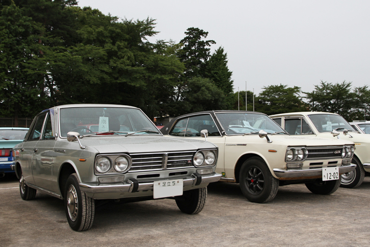 前ストラット、後ろセミトレーリングアームの四輪独立懸架にクロスフローのSOHCエンジンという、当時のBMWばりの設計が特徴だった初代「日産ローレル」。左が1969年「デラックスB」、右が70年「ハードトップ2000GX」。