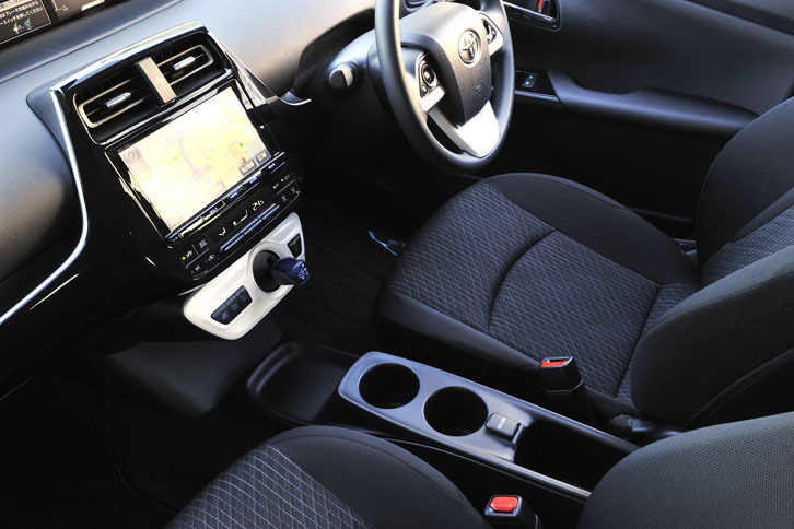 ベーシックな「E」グレードであることが、おそらく最もはっきりと表現されているのがこのセンターコンソールではないだろうか。新型の室内のアイキャッチになっているホワイト加飾パネルは用いられず、黒一色のシンプルな作りになっている。