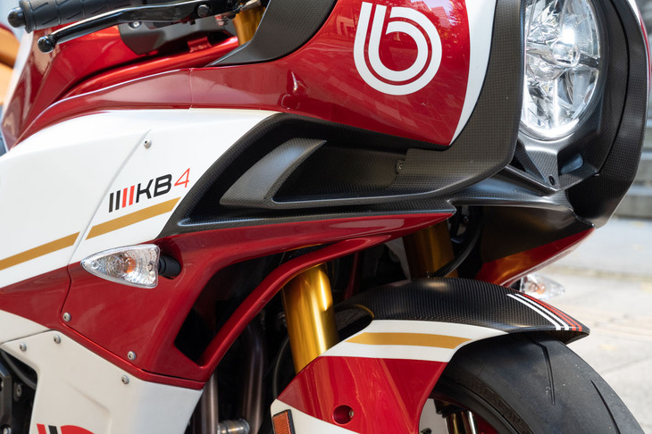 カウルに備わるエアインテーク。ここから取り入れられた空気は、ダクトを通ってリアのラジエーターに送られる。