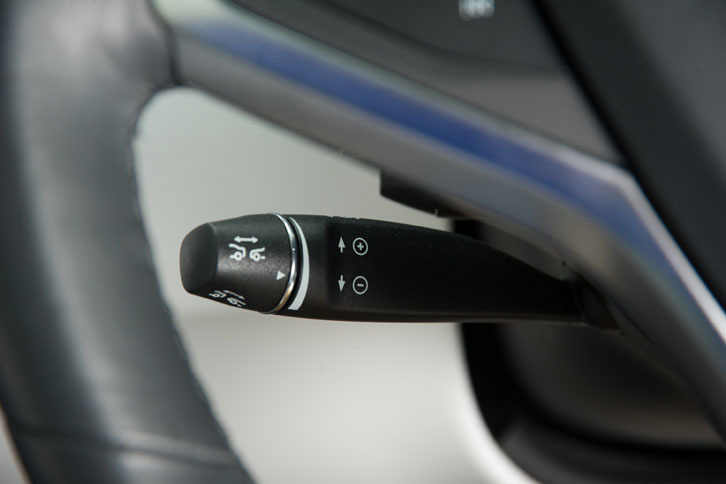 ステアリングコラムに備わるアダプティブクルーズコントロールの操作スティック。手前に引くとスイッチオン、もう1度引くと「オートパイロット」機能がオンになる。