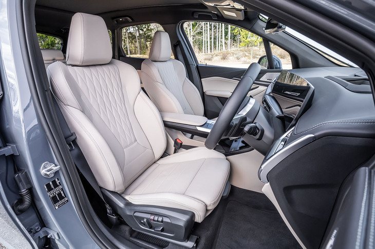 今回の試乗車では、27万9000円の有償オプション「ハイラインパッケージ」が選択されていた。同オプションには「ヴァーネスカレザーシート」（写真のシート表皮色はオイスター）や出力205Wのharman/kardonオーディオ、サンプロテクションガラスなどが含まれている。