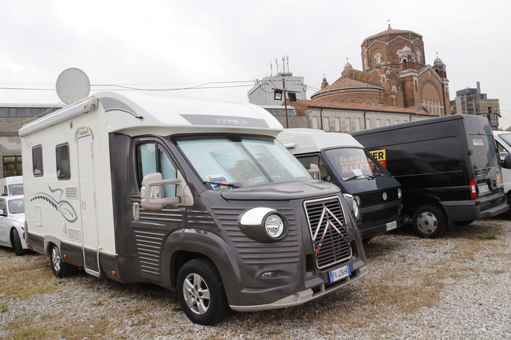 2018年10月、イタリア北部パドヴァの「アウトモト・デポカ」の駐車場にて。「TYPE H」のキャンパー仕様。