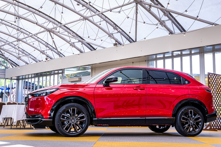 「ヴェゼルe：HEV RS」のボディーサイズは全長×全幅×全高＝4385×1790×1545mm。前後のデザイン変更で、ベースとなった「ヴェゼルe：HEV Z」よりも全長は45mm長くなっている。