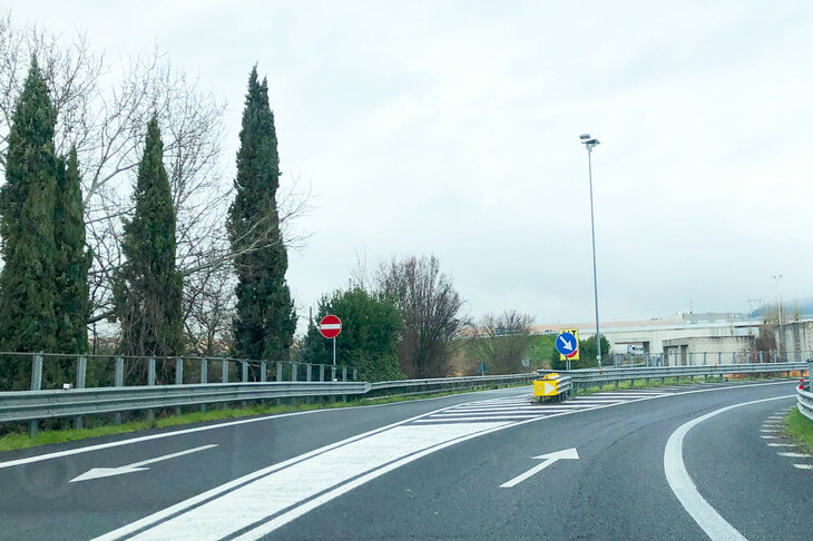 A1号線上における別のランプ。路面上に矢印が記されているものの、右側の進入禁止の標識は、手前の指定方向以外進行禁止の標識に隠れてしまっている。