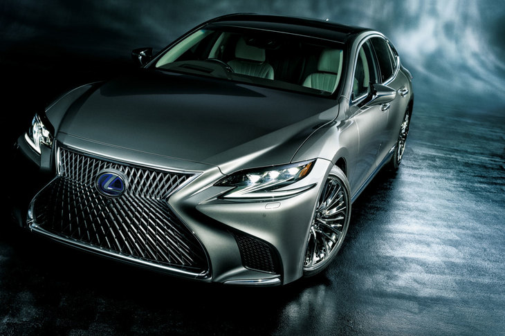 レクサスの最上級セダン「LS」には、上段8個、下段16個のLEDを個々に点灯・消灯させて照射範囲を制御する「アダプティブハイビームシステム」が設定されている。