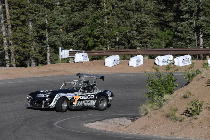 こちらは1966年型の「シェルビー・コブラ」。当初、同チームでは「シボレーSS」で参戦する予定だったが、マシントラブルが発生したことから、コブラにスイッチした。同モデルは2014年に設立されたパイクスピークオープンクラスをターゲットに開発されたマシンで、大胆なフロントウイングとリアウイングを装着するなど、さまざまなモディファイが施されている。決勝はクラス8位で完走。