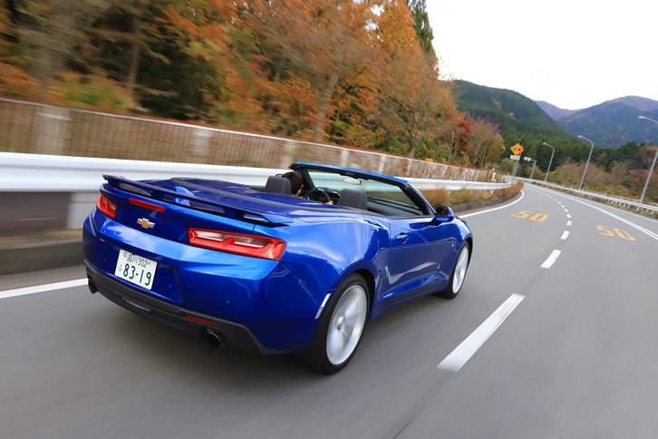 軽量・高剛性のプラットフォームに適切な前後重量配分、煮詰められたサスペンションの設定、高効率のパワープラントと、現行型「カマロ コンバーチブル」は走りに関してすみずみまで考え抜かれたクルマとなっていた。