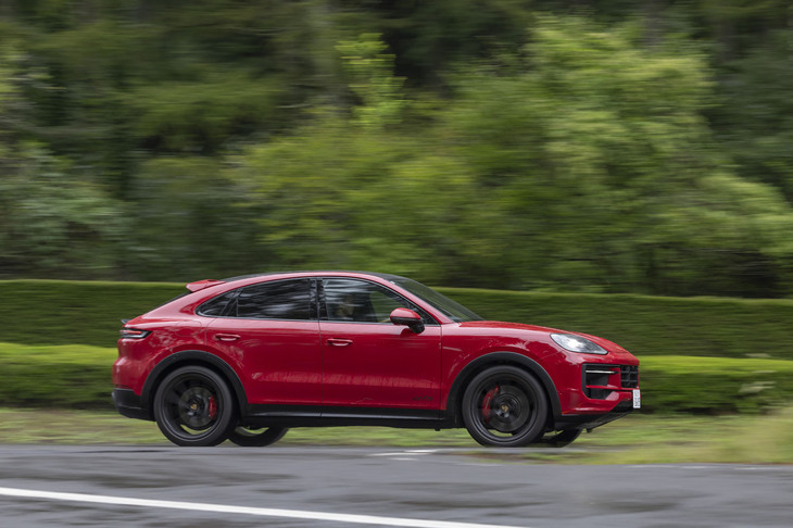 「GTS」専用シャシーは車高が標準モデルよりも10mm低い。足まわりは2チャンバー式のエアサスペンションと、伸び側と縮み側を個別に制御できる可変ダンパーを組み合わせている。