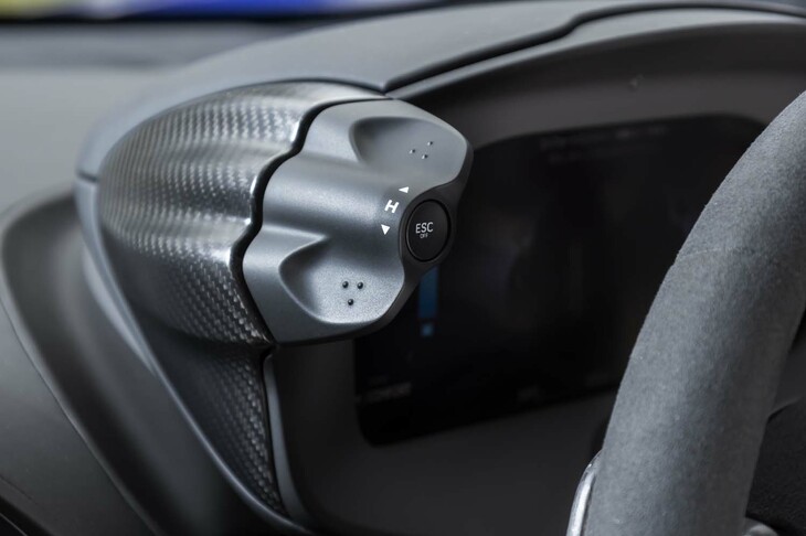 左側はシャシーの設定用。モードは「コンフォート」「スポーツ」「トラック」の3種類。