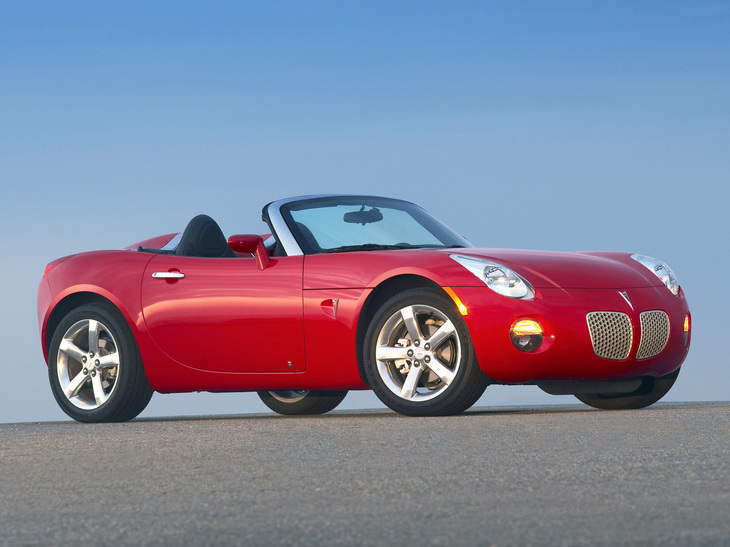 2016年「ポンティアック・ソルスティスGXP」。直4 DOHCの2リッターターボまたは2.4リッター自然吸気ユニットを積むFRスポーツ。兄弟車の「サターン・スカイ」、および後から加えられた「クーペ」を含めて約10万台がつくられた。